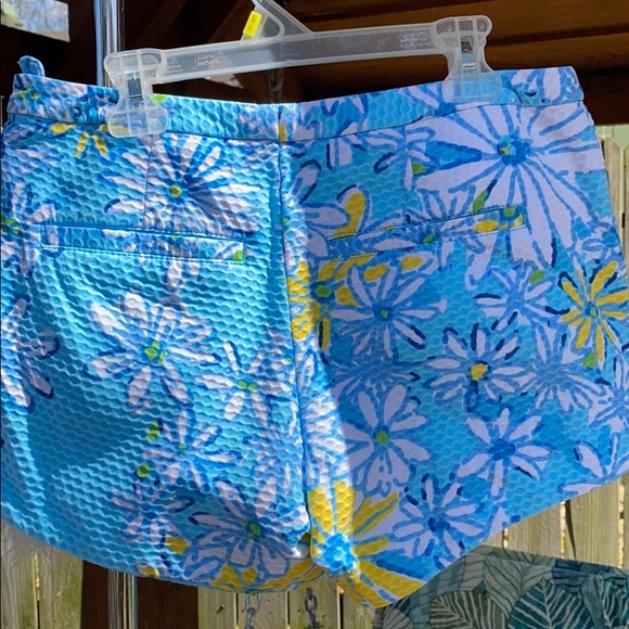 Lilly Pulitzer daisy blue shorts 🌼 - Picture 2 of 9